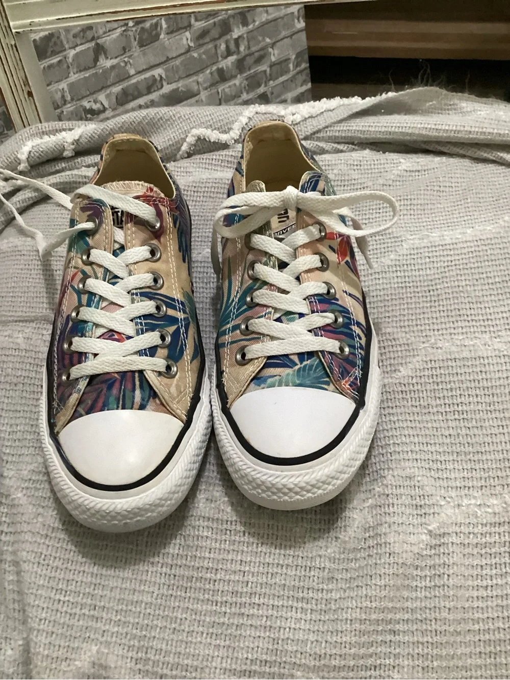 Converse Low-Top Tropical  Floral Canvas Multicolor Sneakers Womens Sz 7